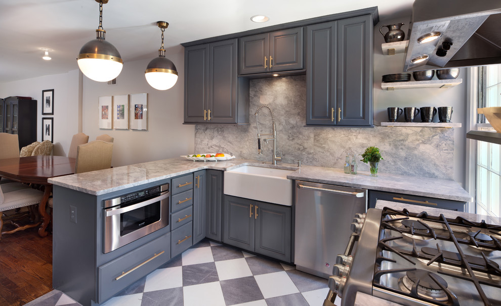 Moderne Küche mit Landhausspüle, profilierten Schrankfronten, braunen Schränken, Marmor-Arbeitsplatte, Küchenrückwand in Grau und Küchengeräten aus Edelstahl in Washington, D.C.