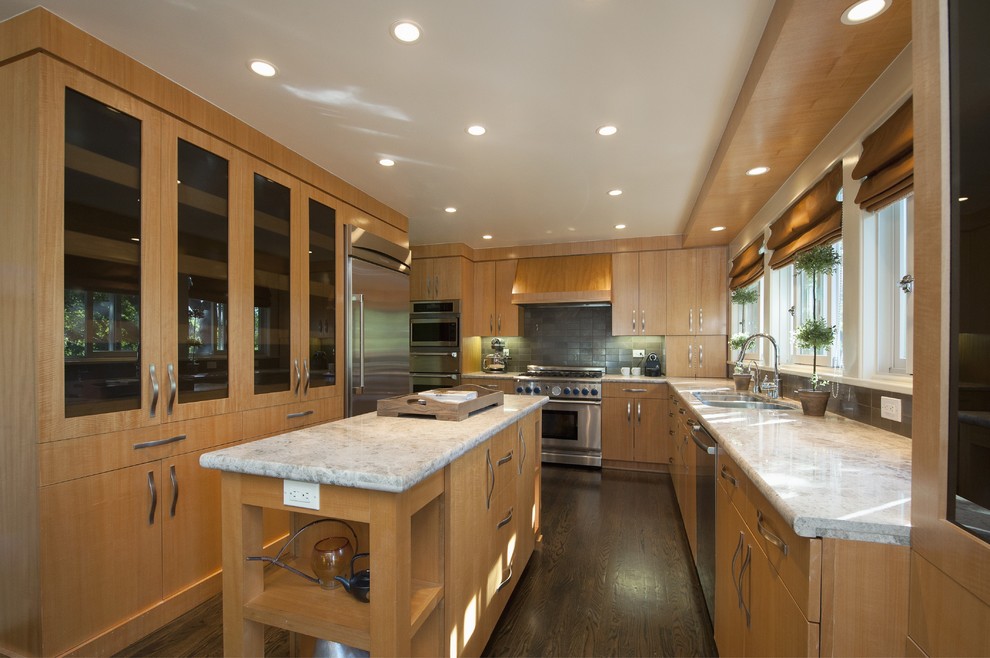 На фото: кухня в современном стиле с плоскими фасадами, светлыми деревянными фасадами и шторами на окнах с