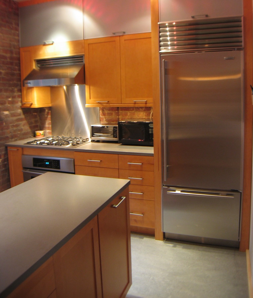 ニューヨークにある高級な中くらいなコンテンポラリースタイルのおしゃれなキッチン (アンダーカウンターシンク、シェーカースタイル扉のキャビネット、中間色木目調キャビネット、クオーツストーンカウンター、赤いキッチンパネル、シルバーの調理設備、リノリウムの床、レンガのキッチンパネル、グレーの床、グレーのキッチンカウンター) の写真
