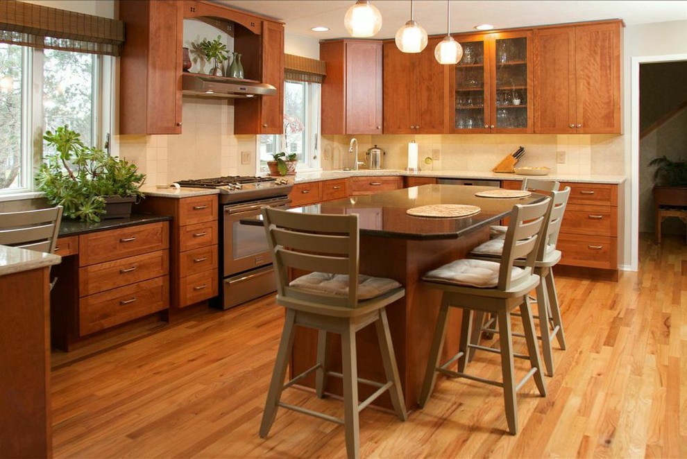 Klassisk inredning av ett mellanstort l-kök, med skåp i shakerstil, skåp i mellenmörkt trä, granitbänkskiva, brunt stänkskydd, stänkskydd i keramik, mellanmörkt trägolv, en köksö och brunt golv
