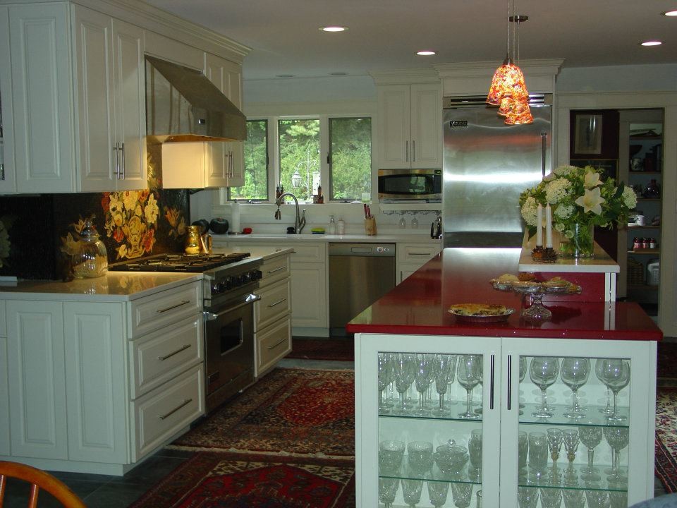 Foto på ett mellanstort vintage röd kök, med luckor med upphöjd panel, bänkskiva i kvarts, svart stänkskydd, stänkskydd i mosaik, rostfria vitvaror, skiffergolv, en köksö, en undermonterad diskho och vita skåp