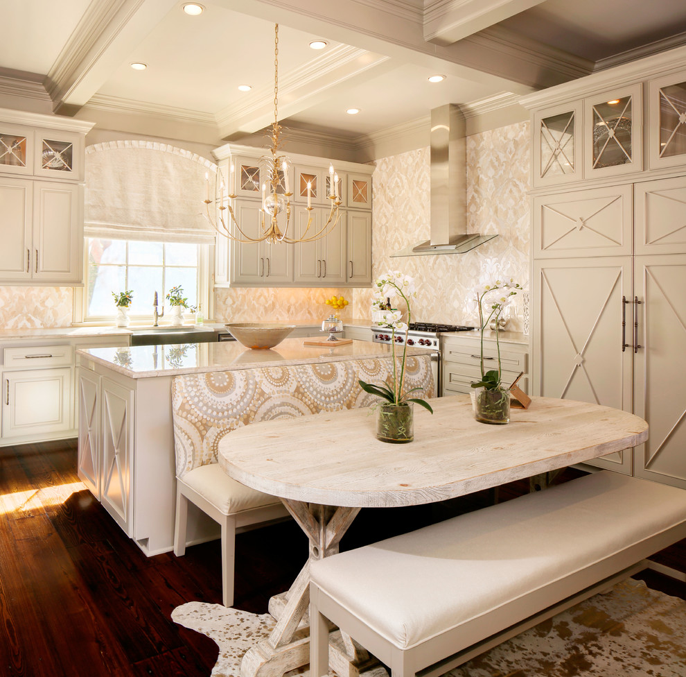 Klassische Wohnküche mit Landhausspüle, beigen Schränken, Küchenrückwand in Beige, Küchengeräten aus Edelstahl, braunem Holzboden und Kücheninsel in Washington, D.C.