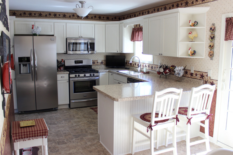 Inredning av ett lantligt mellanstort kök, med en enkel diskho, luckor med profilerade fronter, vita skåp, laminatbänkskiva, rostfria vitvaror, en halv köksö och brunt golv