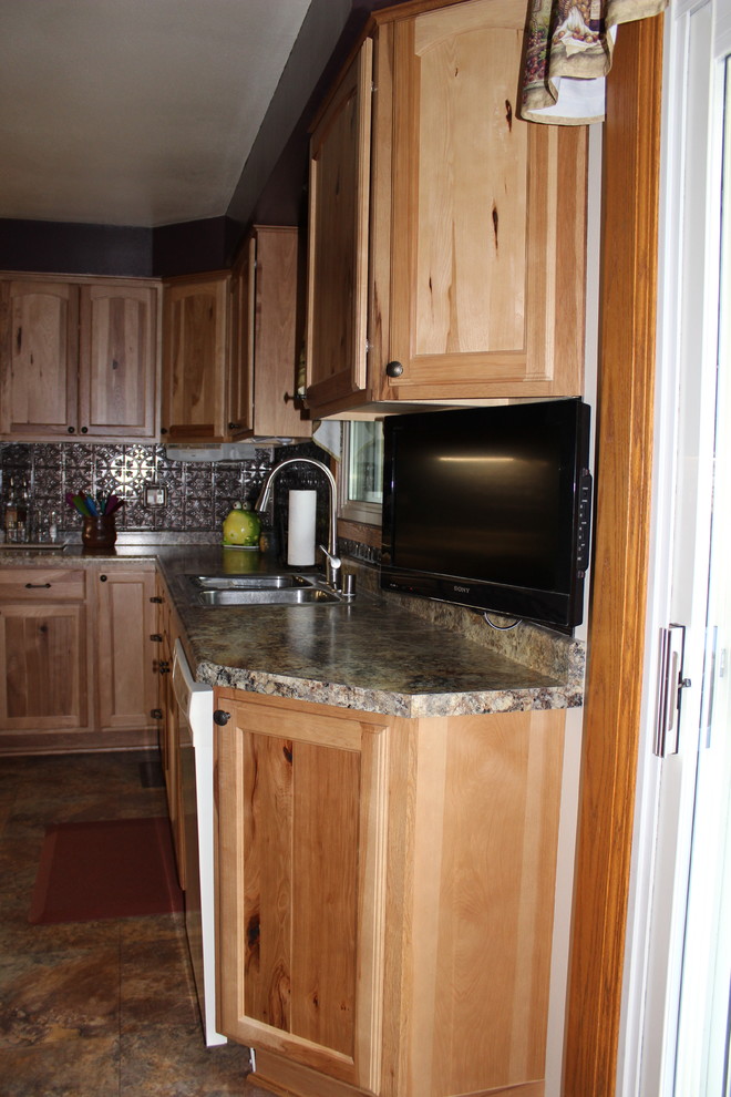 Foto på ett mellanstort rustikt kök, med en dubbel diskho, luckor med infälld panel, laminatbänkskiva, stänkskydd med metallisk yta, vita vitvaror och skåp i ljust trä