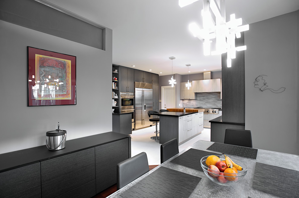 Exempel på ett stort modernt kök, med släta luckor, grå skåp, bänkskiva i koppar, stänkskydd med metallisk yta, stänkskydd i metallkakel, rostfria vitvaror, laminatgolv och en köksö