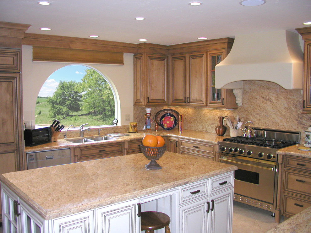 Foto di una cucina classica di medie dimensioni con ante bianche, top in granito, paraspruzzi beige, paraspruzzi in lastra di pietra e elettrodomestici in acciaio inossidabile