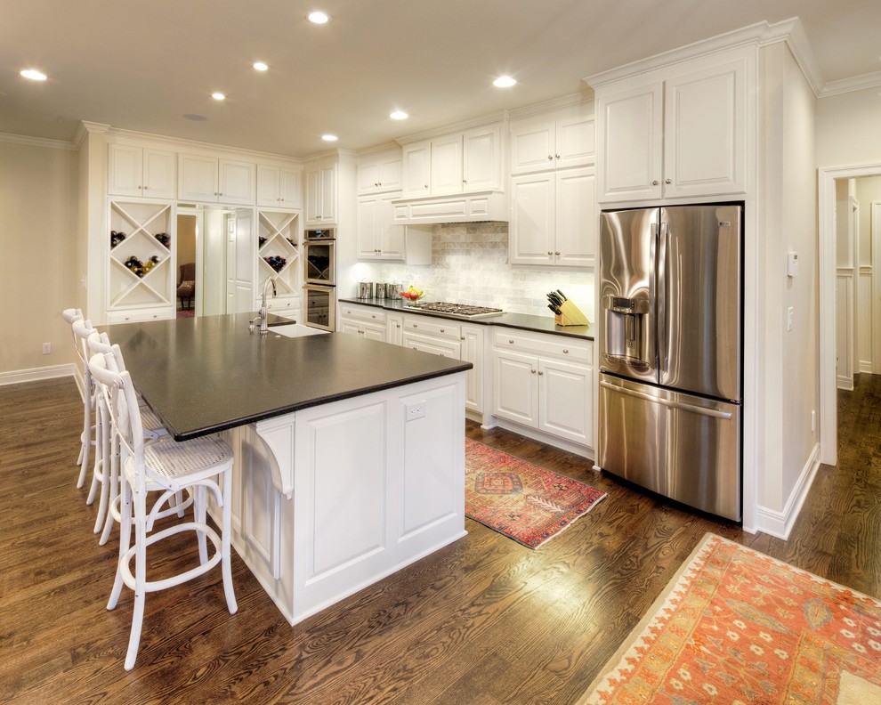 Example of a classic kitchen design in Kansas City
