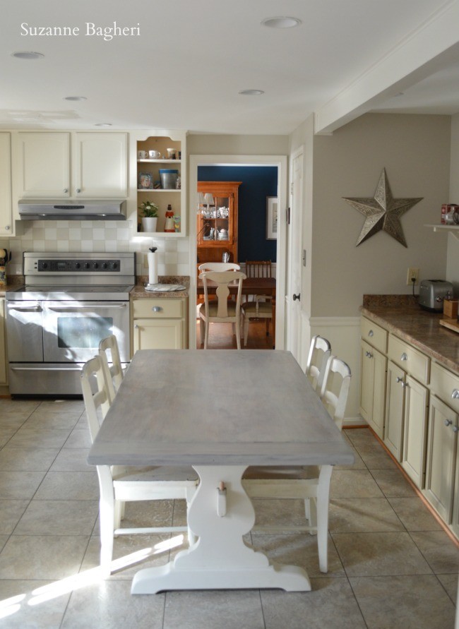 Idéer för ett stort lantligt kök, med en nedsänkt diskho, luckor med infälld panel, vita skåp, laminatbänkskiva, flerfärgad stänkskydd, stänkskydd i keramik, rostfria vitvaror och vinylgolv