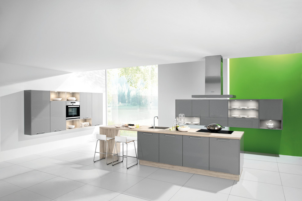 Große Moderne Küche in L-Form mit Quarzit-Arbeitsplatte und braunem Holzboden in London