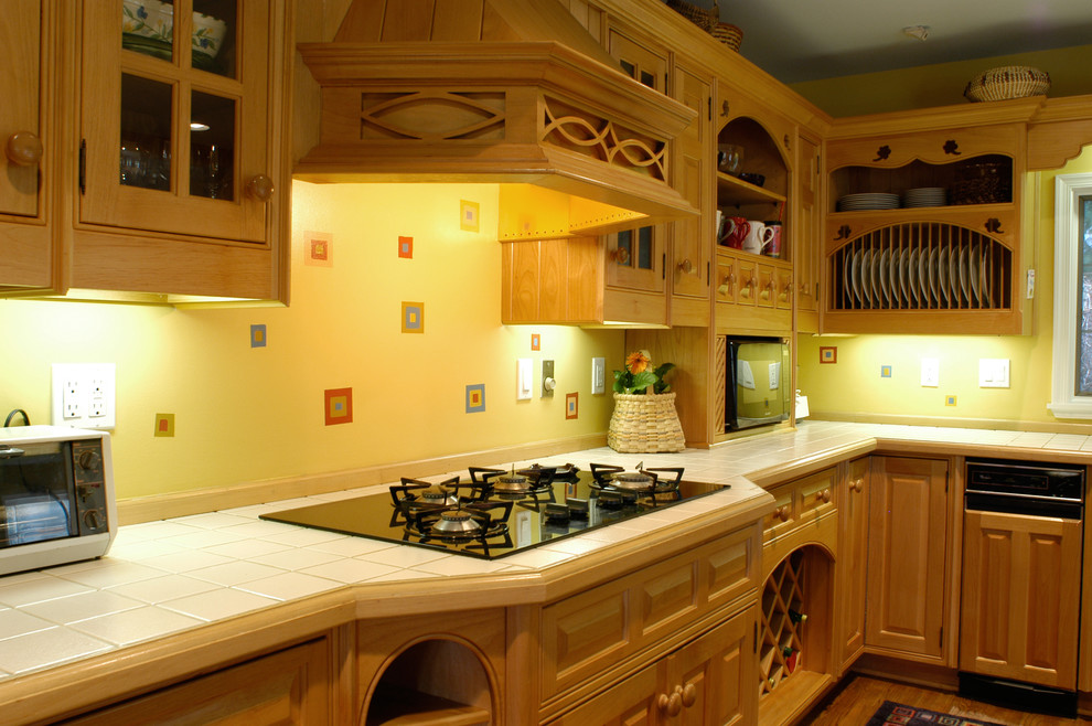 Foto di una cucina boho chic con ante in legno scuro, top piastrellato e elettrodomestici da incasso