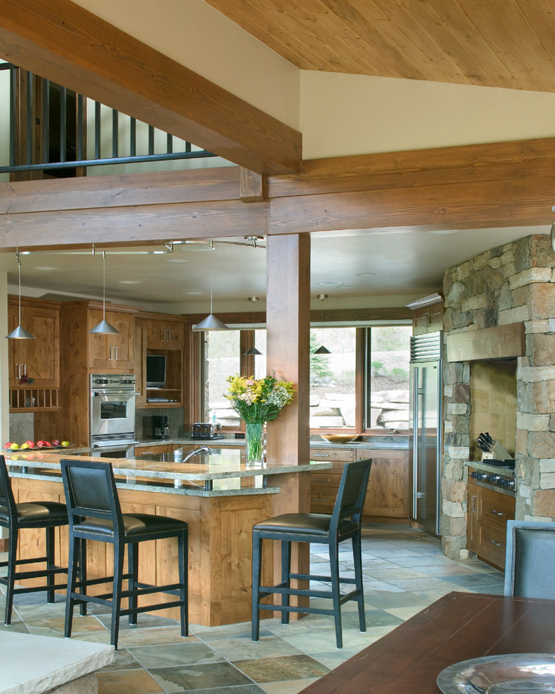 Moderne Küche mit Granit-Arbeitsplatte, Küchengeräten aus Edelstahl und Schieferboden in Denver