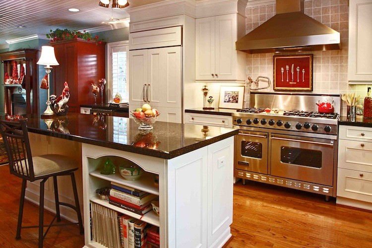 Foto de cocina comedor contemporánea grande con puertas de armario blancas, encimera de mármol, electrodomésticos de acero inoxidable, salpicadero beige, suelo de madera clara y una isla