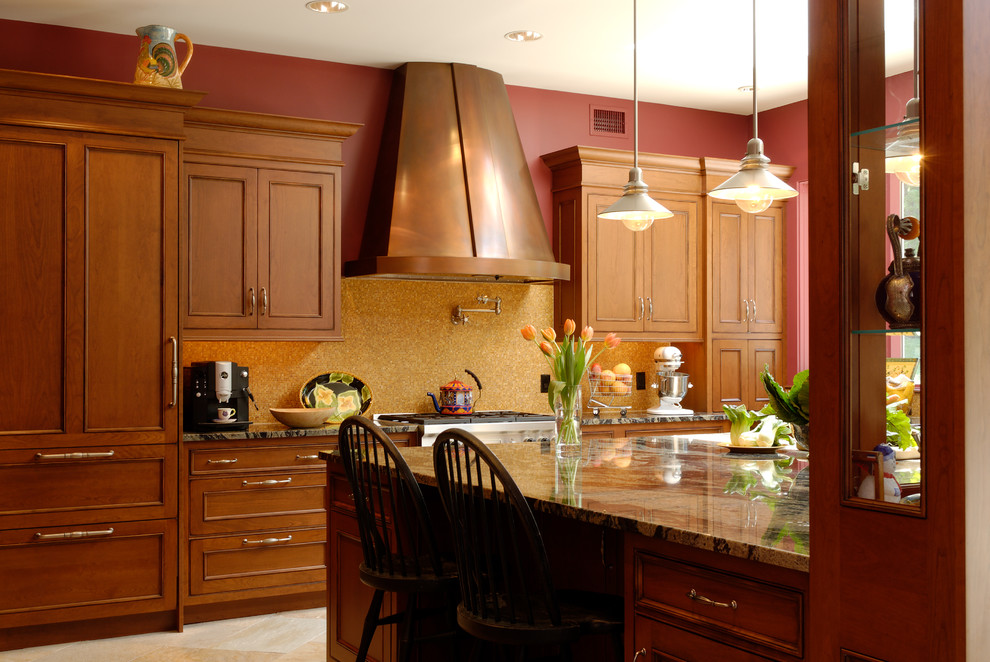 Источник вдохновения для домашнего уюта: кухня в классическом стиле с темными деревянными фасадами, коричневым фартуком и техникой под мебельный фасад
