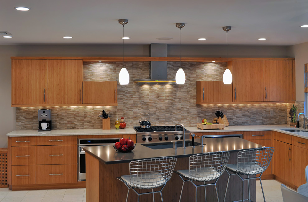 Foto di una cucina design con lavello sottopiano, ante lisce, ante in legno scuro, paraspruzzi multicolore e elettrodomestici in acciaio inossidabile
