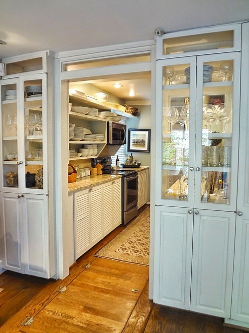 Foto di una cucina parallela classica chiusa e di medie dimensioni con ante a persiana, ante bianche, paraspruzzi multicolore e nessuna isola