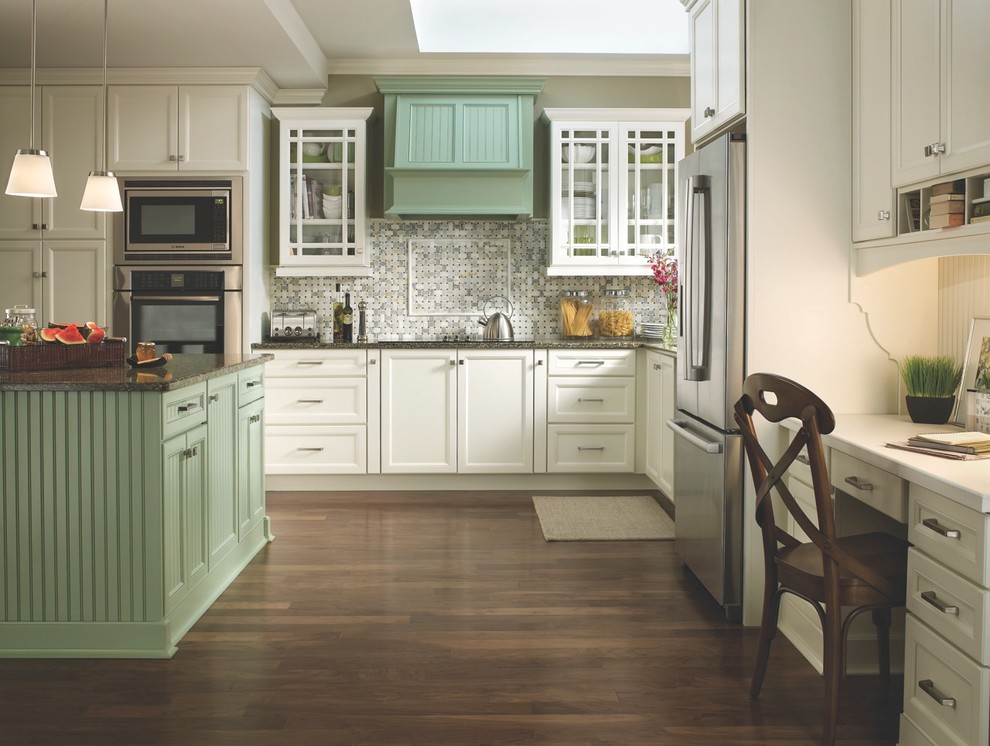 Große Klassische Wohnküche in L-Form mit profilierten Schrankfronten, weißen Schränken, Küchenrückwand in Grün, Küchengeräten aus Edelstahl, braunem Holzboden und Kücheninsel in Cincinnati