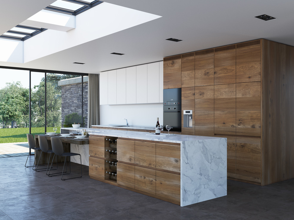 Bild på ett stort funkis linjärt kök och matrum, med en undermonterad diskho, släta luckor, skåp i mellenmörkt trä, marmorbänkskiva, vitt stänkskydd, betonggolv, en köksö, stänkskydd i cementkakel, rostfria vitvaror och brunt golv