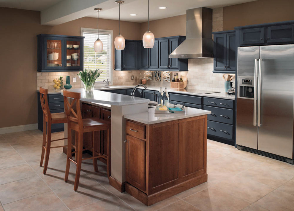 Foto di una cucina design di medie dimensioni con ante con riquadro incassato, ante blu, paraspruzzi beige e elettrodomestici in acciaio inossidabile