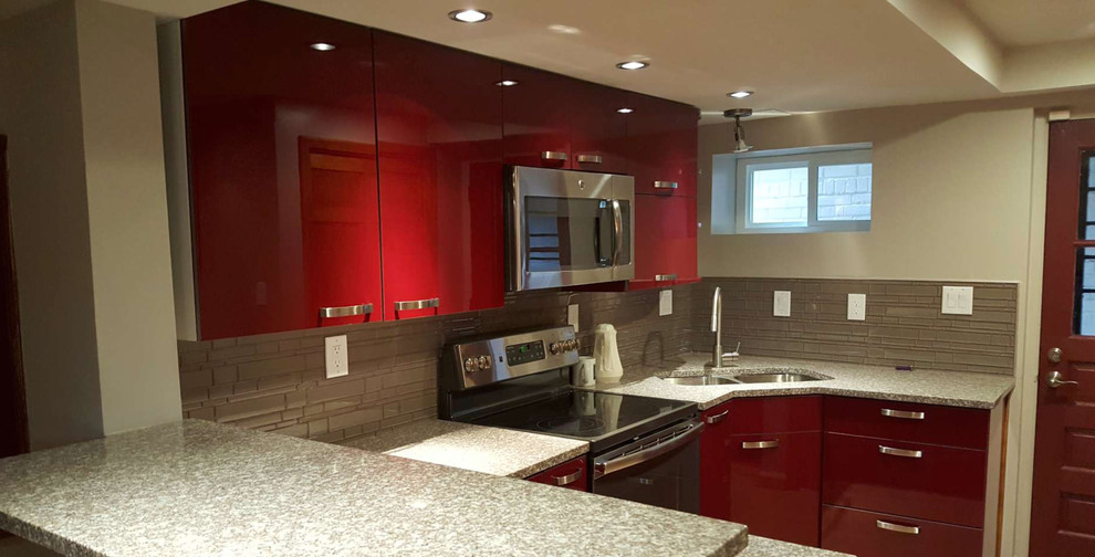 Cette photo montre une grande cuisine parallèle craftsman avec un placard à porte plane, un sol marron et des portes de placard rouges.