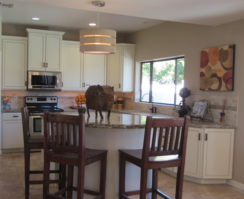 Photo of a traditional kitchen in Phoenix.