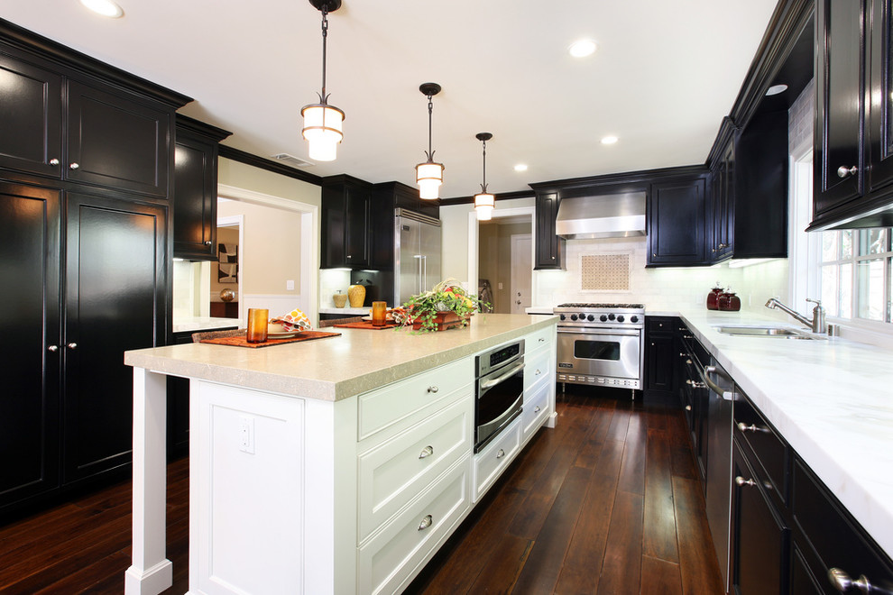 Ejemplo de cocina clásica con electrodomésticos de acero inoxidable, suelo marrón y barras de cocina