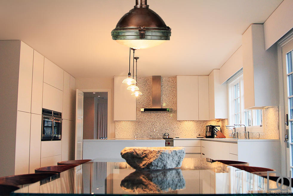 Idee per una grande cucina moderna con ante lisce, ante bianche, paraspruzzi a effetto metallico, paraspruzzi con piastrelle di metallo, elettrodomestici bianchi e pavimento in marmo