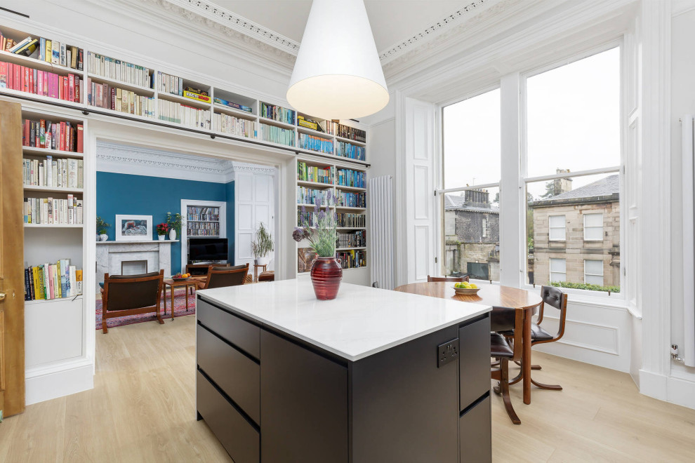 Mittelgroße Moderne Wohnküche in L-Form mit braunen Schränken, Quarzwerkstein-Arbeitsplatte, Kalkstein, Kücheninsel und weißer Arbeitsplatte in Edinburgh