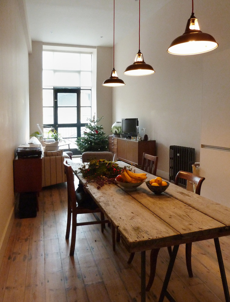 Idee per una sala da pranzo aperta verso il soggiorno minimal di medie dimensioni con parquet chiaro