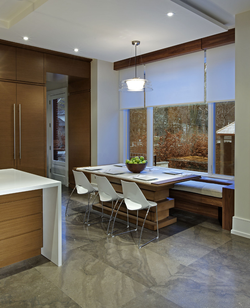 На фото: кухня в современном стиле с обеденным столом, плоскими фасадами и фасадами цвета дерева среднего тона с