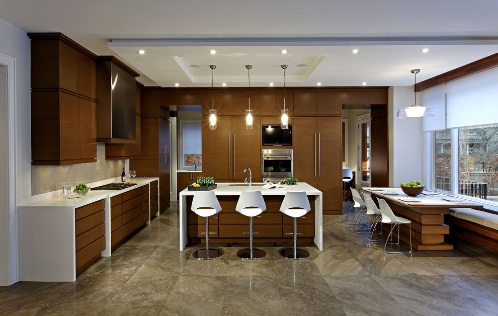 Источник вдохновения для домашнего уюта: угловая кухня в современном стиле с обеденным столом, плоскими фасадами, темными деревянными фасадами и техникой из нержавеющей стали