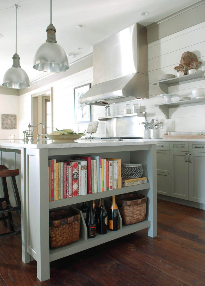 Foto de cocina clásica con puertas de armario grises, encimera de mármol y armarios con paneles empotrados