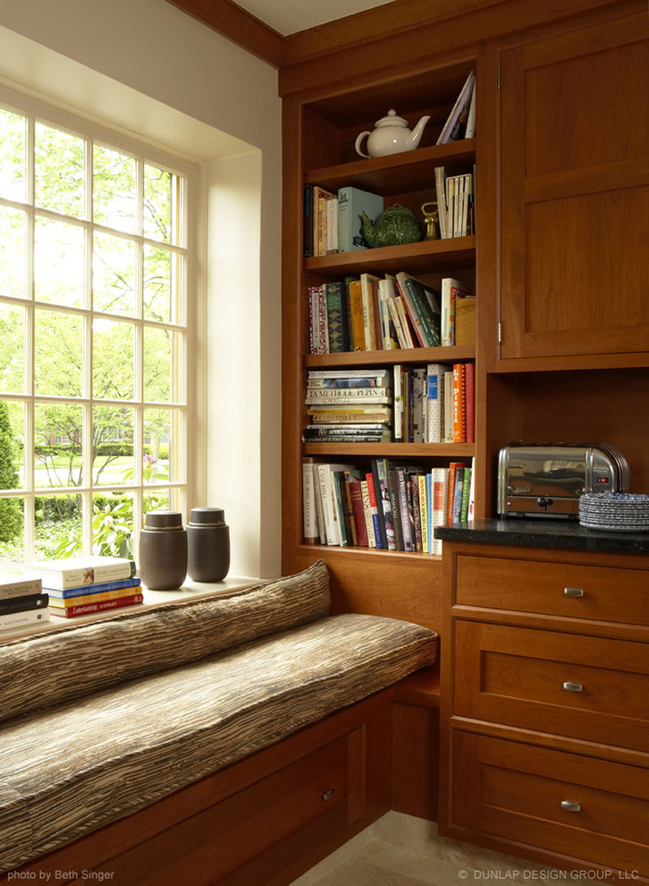 Immagine di una cucina eclettica con ante in stile shaker, ante in legno scuro e top in saponaria