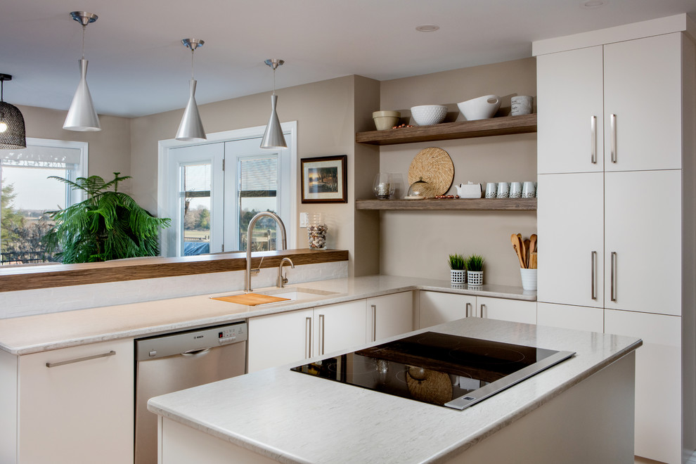 Foto på ett nordiskt kök, med släta luckor, vita skåp, vitt stänkskydd, rostfria vitvaror, klinkergolv i keramik och en köksö