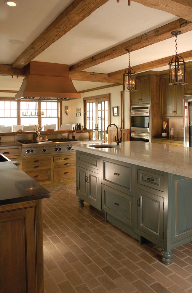 Exempel på ett avskilt, mellanstort klassiskt l-kök, med en undermonterad diskho, skåp i shakerstil, skåp i mörkt trä, marmorbänkskiva, stänkskydd med metallisk yta, stänkskydd i metallkakel, rostfria vitvaror, tegelgolv, en köksö och grått golv