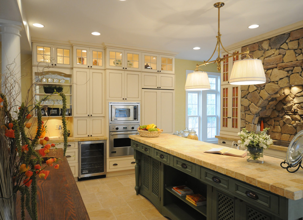 Imagen de cocina clásica de obra con armarios con paneles empotrados, electrodomésticos con paneles y puertas de armario blancas