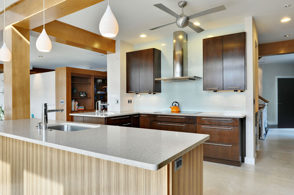 Moderne Küche mit Unterbauwaschbecken, flächenbündigen Schrankfronten, Küchenrückwand in Weiß, Glasrückwand und Küchengeräten aus Edelstahl in Sonstige