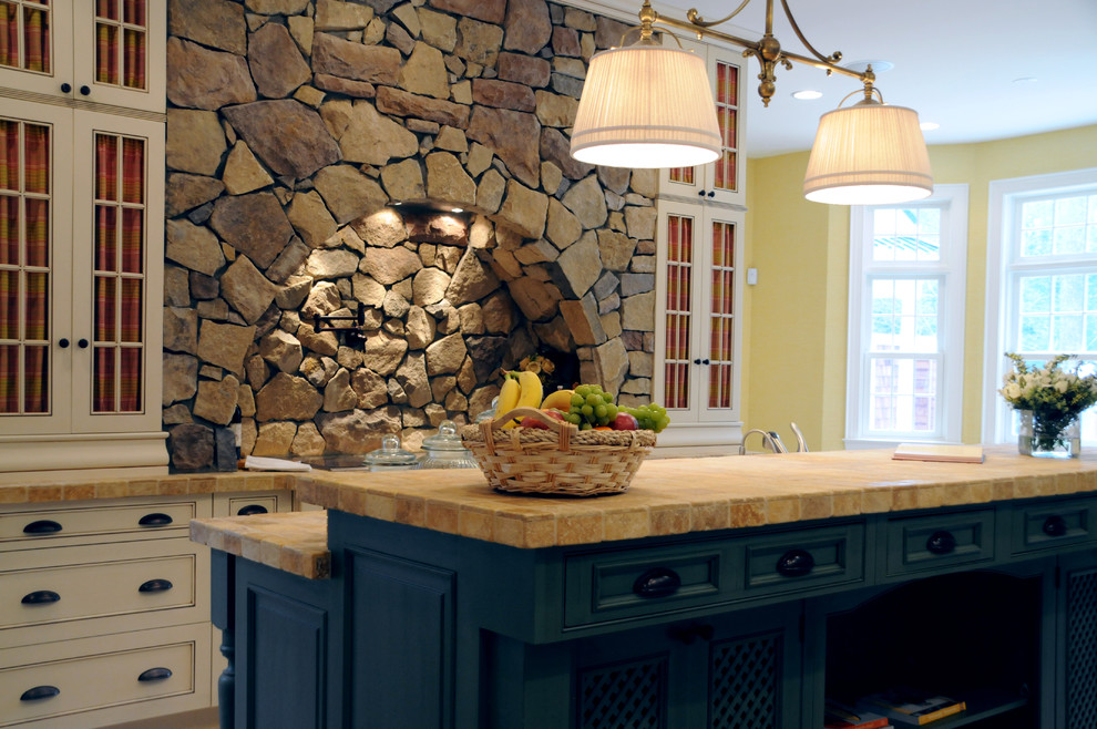 Источник вдохновения для домашнего уюта: кухня в классическом стиле с синими фасадами