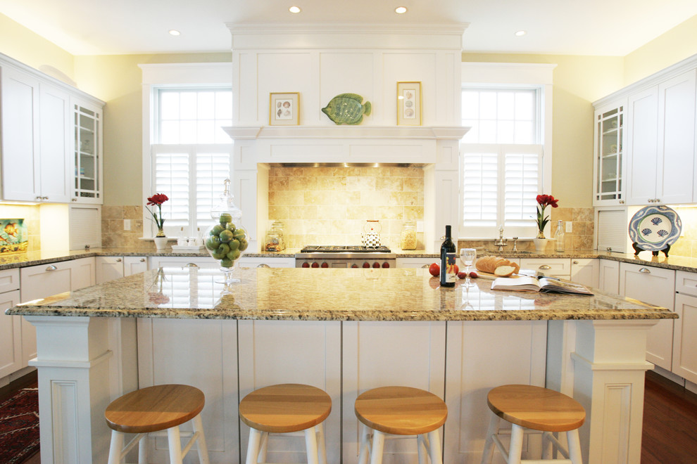 Immagine di una cucina classica con top in granito, ante in stile shaker, ante bianche e paraspruzzi beige