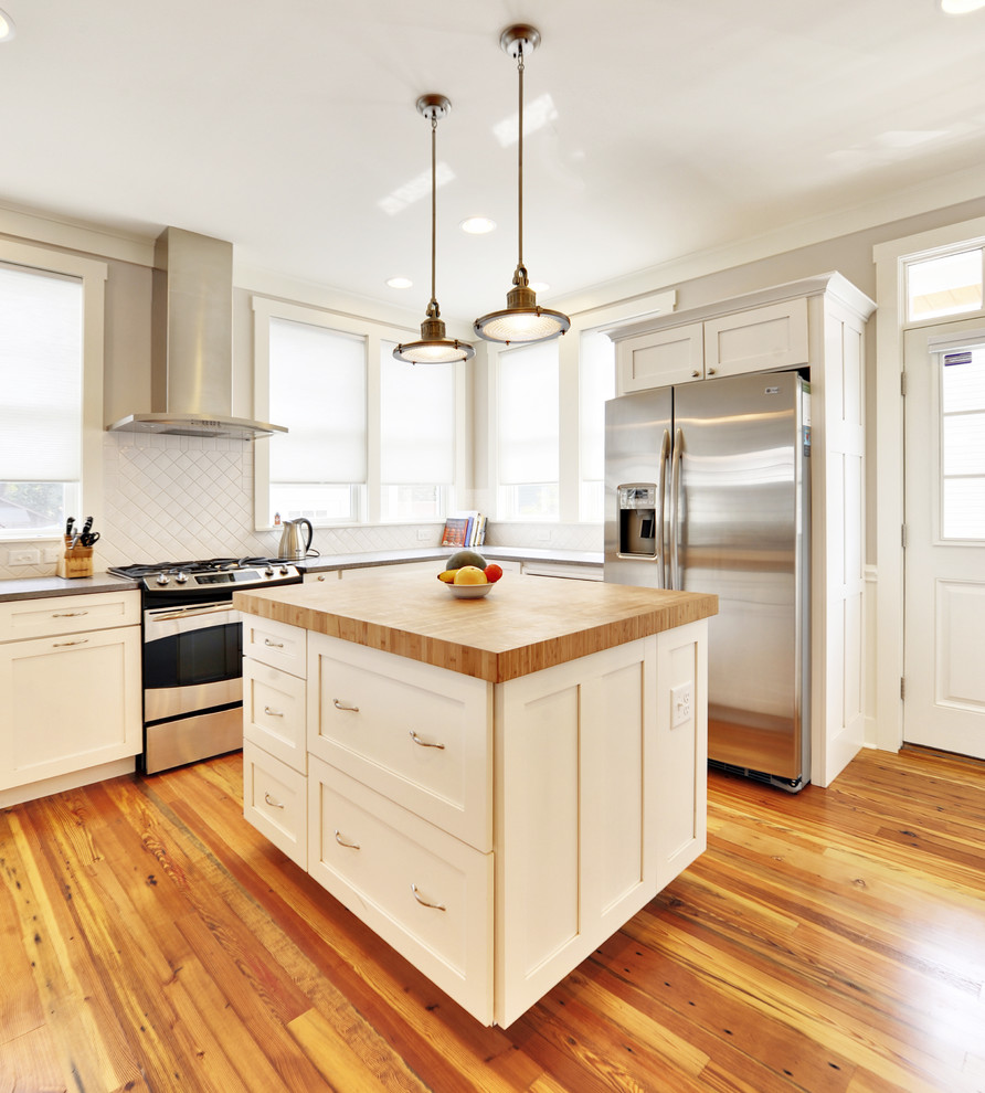 フィラデルフィアにあるコンテンポラリースタイルのおしゃれなキッチン (シルバーの調理設備、木材カウンター) の写真