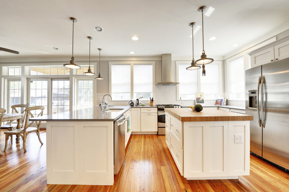 Idéer för att renovera ett funkis kök, med rostfria vitvaror och träbänkskiva