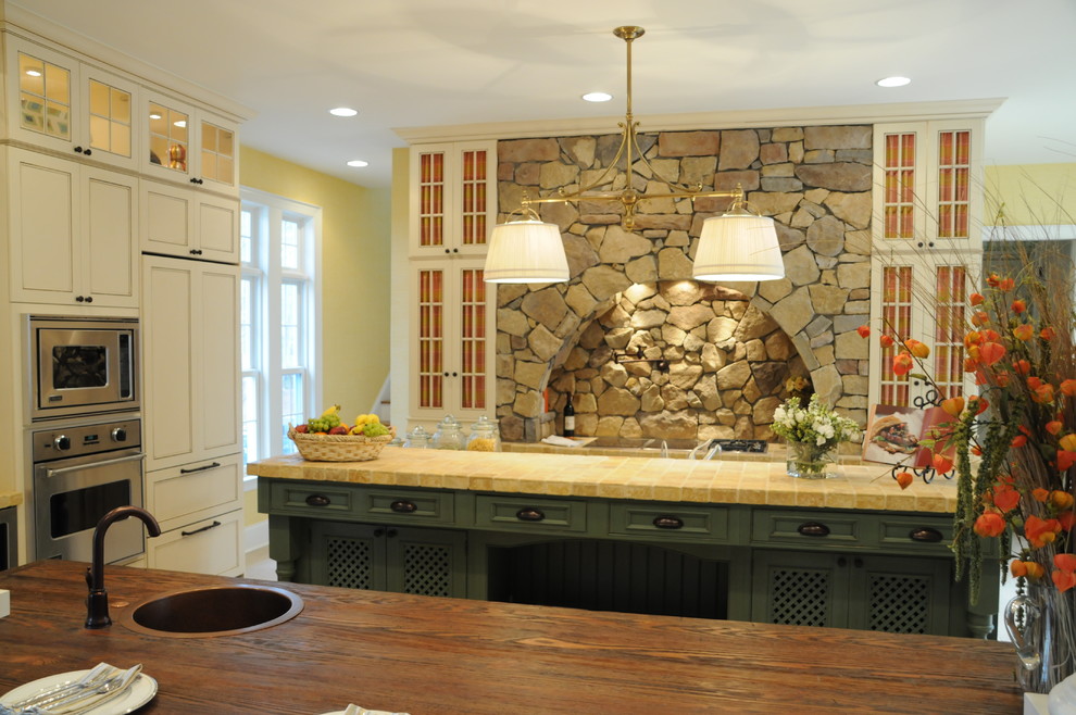 Imagen de cocina clásica de obra con armarios con paneles empotrados, electrodomésticos con paneles y puertas de armario blancas