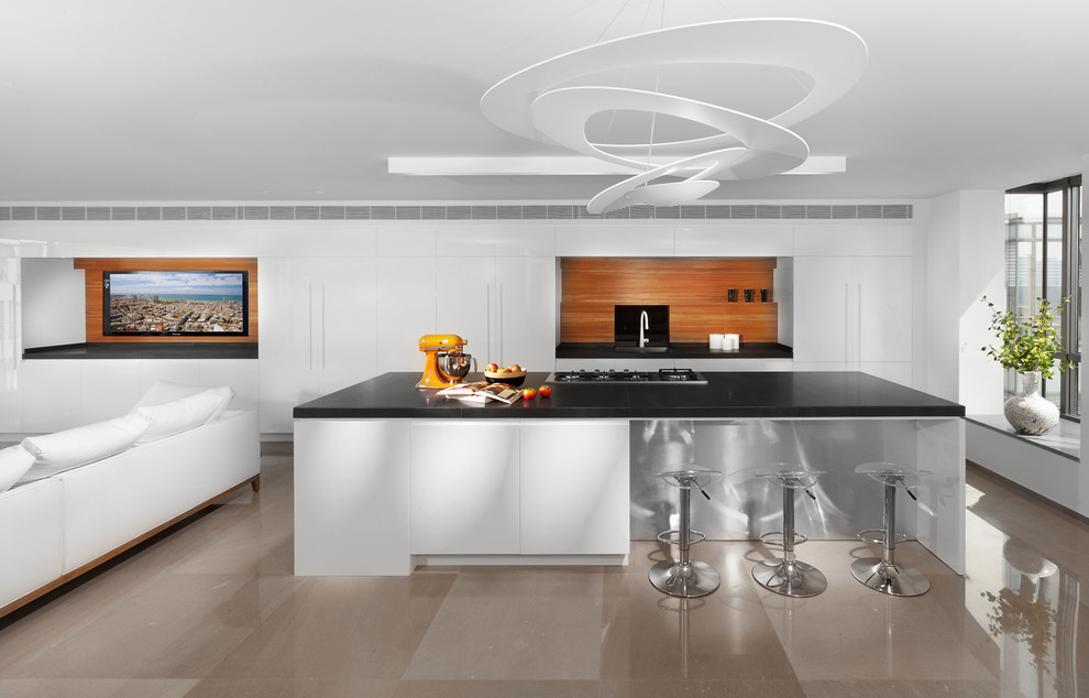Imagen de cocina contemporánea abierta con fregadero bajoencimera, armarios con paneles lisos y puertas de armario blancas