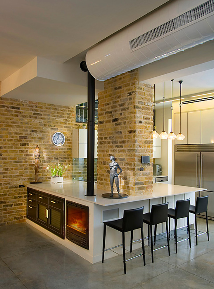 На фото: кухня в стиле лофт с техникой из нержавеющей стали, плоскими фасадами, фартуком из стекла, черно-белыми фасадами и барной стойкой с