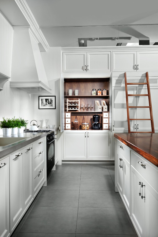 Moderne Küche mit Edelstahl-Arbeitsplatte, schwarzen Elektrogeräten, Schrankfronten im Shaker-Stil und weißen Schränken in Sonstige