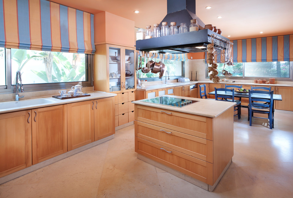 Diseño de cocina bohemia con armarios estilo shaker, fregadero encastrado, puertas de armario de madera clara y cortinas
