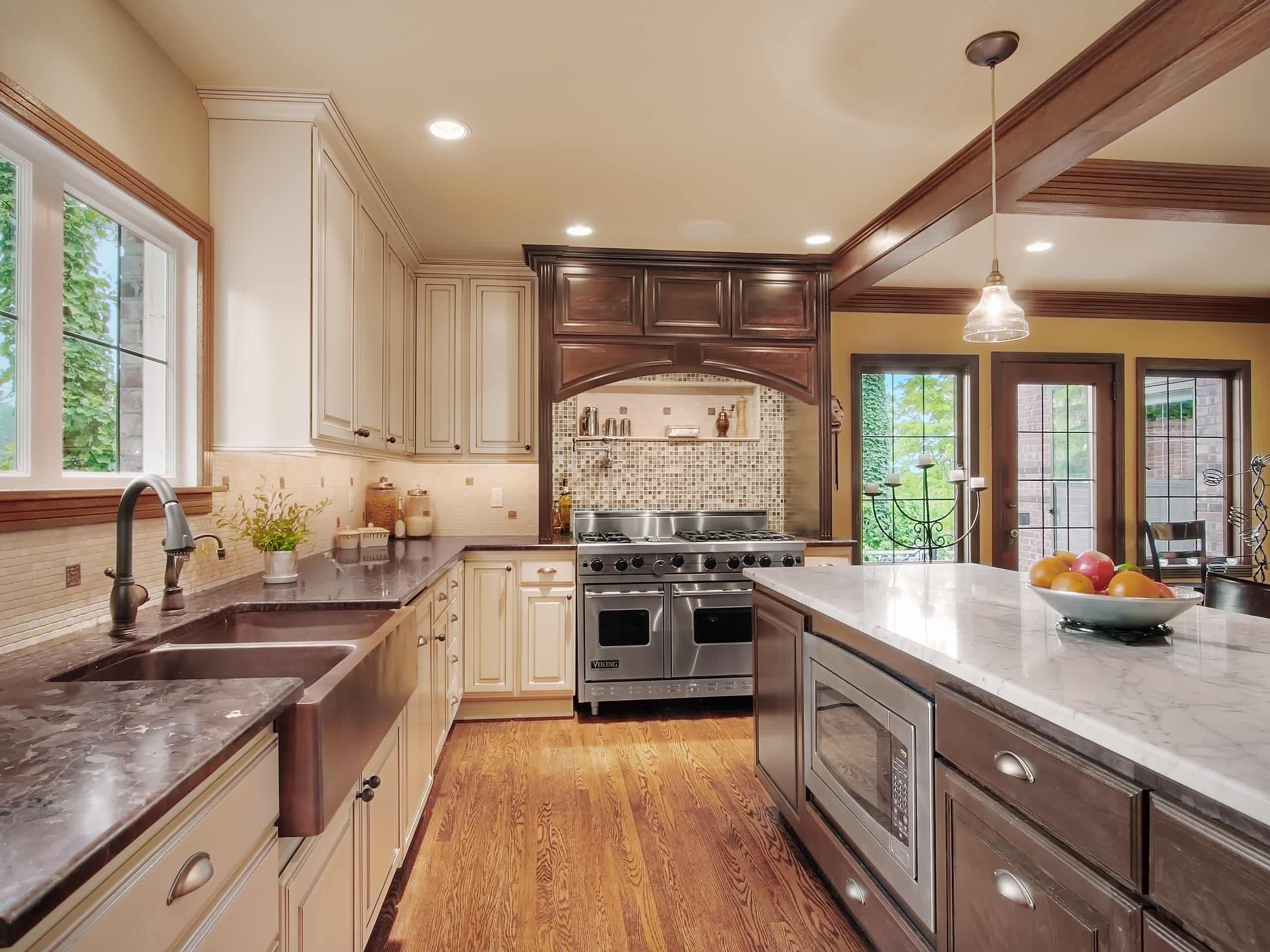 Viking range - Traditional - kitchen - RW Anderson Homes