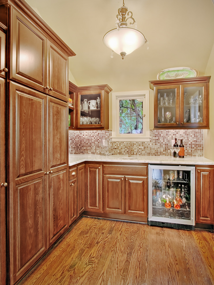 シアトルにあるトラディショナルスタイルのおしゃれなキッチン (モザイクタイルのキッチンパネル、赤いキッチンパネル、中間色木目調キャビネット、レイズドパネル扉のキャビネット) の写真