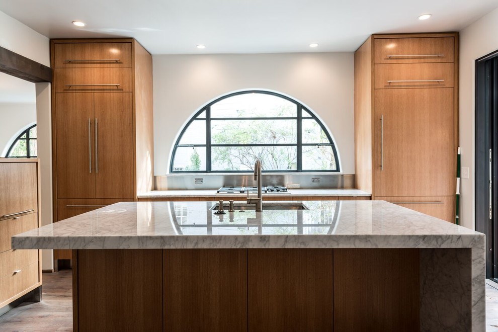 Foto de cocina contemporánea con fregadero bajoencimera, armarios con paneles lisos, puertas de armario de madera oscura y una isla