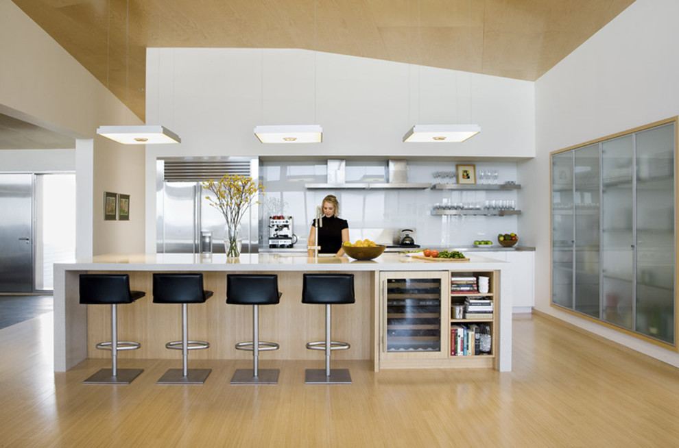 Idéer för ett modernt kök, med rostfria vitvaror, öppna hyllor, vitt stänkskydd och glaspanel som stänkskydd
