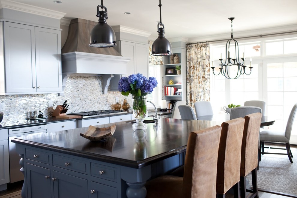Modelo de cocina comedor clásica renovada con salpicadero con mosaicos de azulejos, armarios estilo shaker, puertas de armario grises, encimera de madera, salpicadero multicolor y barras de cocina